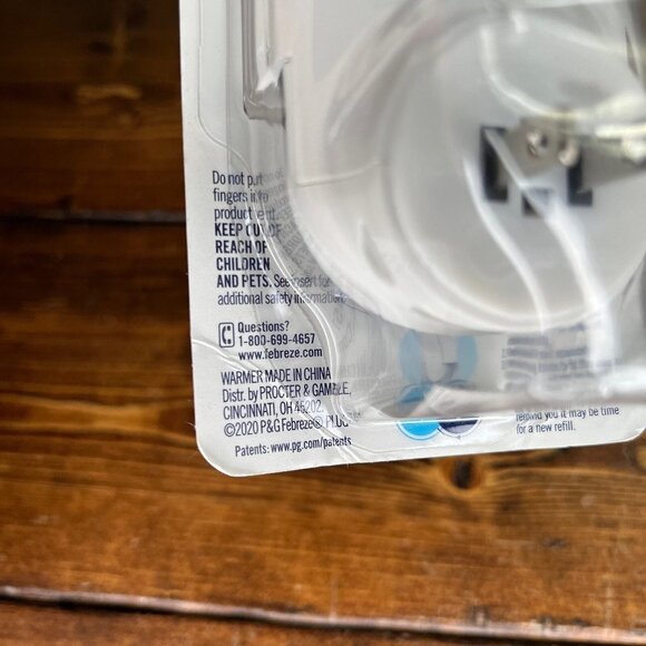 Febreze PLUG Oil Warmer Devices with Low Indicator Light Fade Defy NIB Set of 2 - Picture 7 of 8